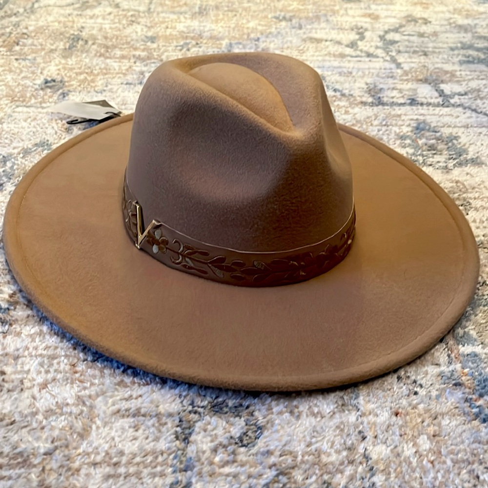 Camel hat with floral strap